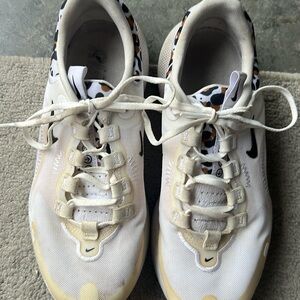 Nike ladies, tennis shoes, size 7